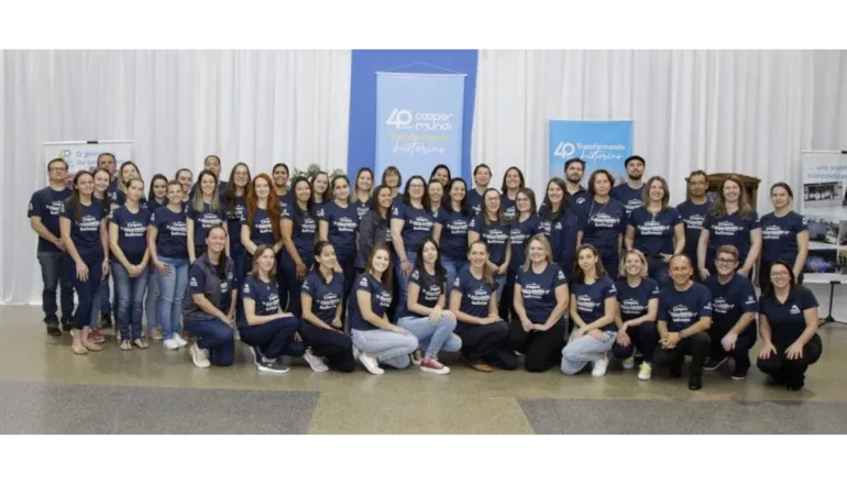Equipe da Coopermundi celebra trajetória de 40 anos de educação de excelência baseada no cooperativismo. (Foto: Divulgação/Coopermundi)