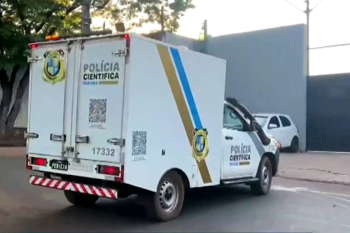 Imagem mostra uma viatura da Polícia Científica com os corpos dos quatro desaparecidos.
