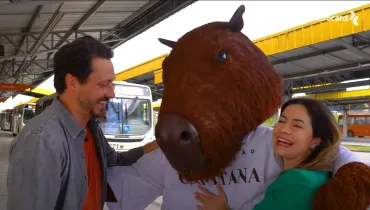 Metrocard, a dupla de humoristas e a mascote Capitana embarcaram em uma viagem por Curitiba e RMC para mostrar que andar de ônibus é mais prático, barato e divertido