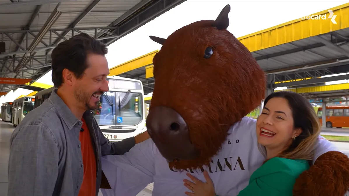 Metrocard, a dupla de humoristas e a mascote Capitana embarcaram em uma viagem por Curitiba e RMC para mostrar que andar de ônibus é mais prático, barato e divertido