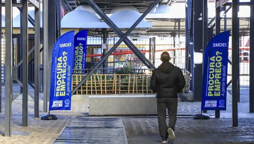 Ação disponibiliza empregos em terminais de ônibus de Curitiba