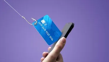 imagem ilustrativa mostra um cartão de créditos saindo da tela de um celular, com um anzol pendurado nele