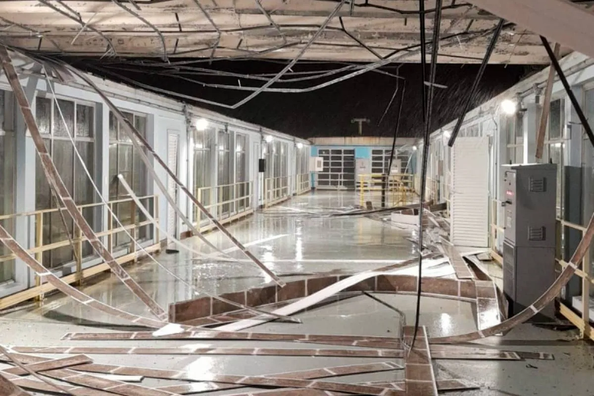 Imagem mostra um prédio destelhado por dentro.