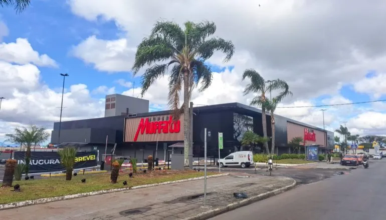imagem mostra fachada do Muffato do Jardim das Américas. EM primeiro plano um portão para o estacionamento e edifício atras.