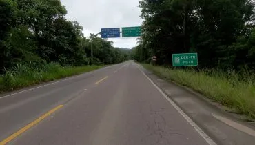 Imagem mostra PR-412, rodovia que liga Paraná e Santa Catarina