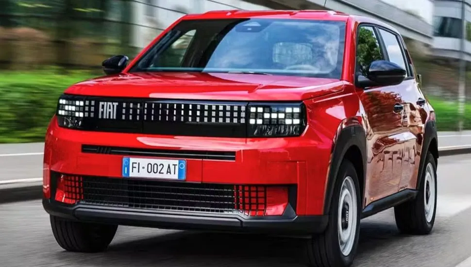 Foto mostra o novo modelo Panda, da FIAT, numa estrada