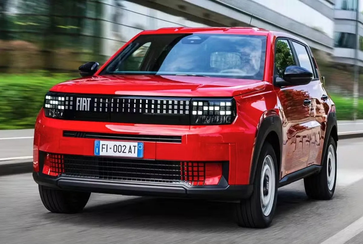 Foto mostra o novo modelo Panda, da FIAT, numa estrada