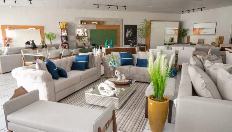 Sua sala, seu refúgio. Na Multiloja Avenida, transformamos seu espaço de estar em um ambiente que reflete sua personalidade. Dos acabamentos aos detalhes, cada projeto é feito sob medida para otimizar o conforto e a funcionalidade do seu dia a dia. Chega de "como eu queria" e comece a viver o "aqui está".