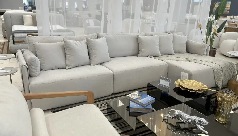 Sua sala, seu refúgio. Na Multiloja Avenida, transformamos seu espaço de estar em um ambiente que reflete sua personalidade. Dos acabamentos aos detalhes, cada projeto é feito sob medida para otimizar o conforto e a funcionalidade do seu dia a dia. Chega de "como eu queria" e comece a viver o "aqui está".