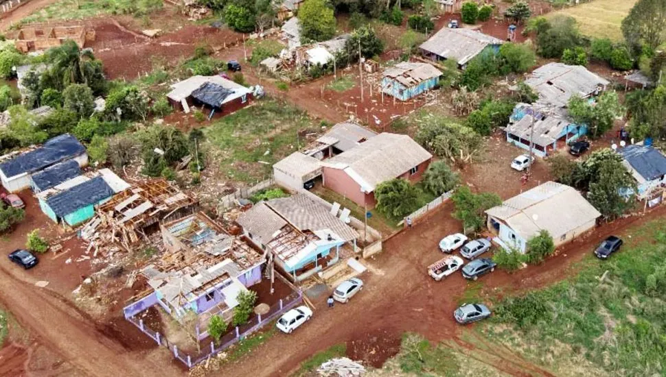 Imagem do alto mostra casas destruídas após a passagem de um tornado no Paraná.