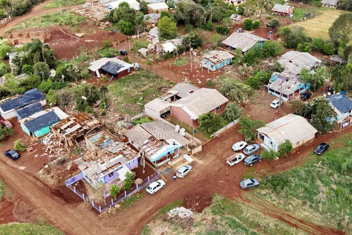 Imagem do alto mostra casas destruídas após a passagem de um tornado no Paraná.