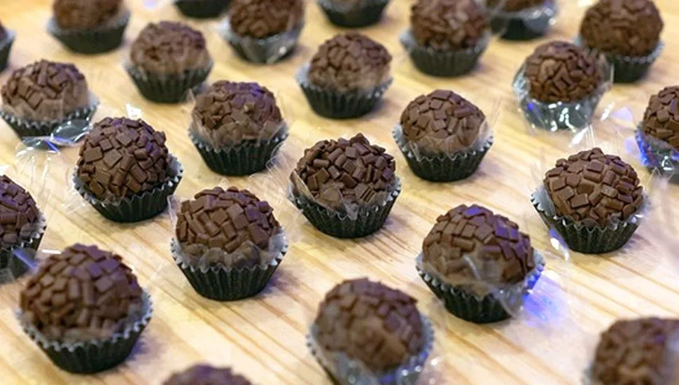 imagme mostra vários brigadeiros sobre uma mesa