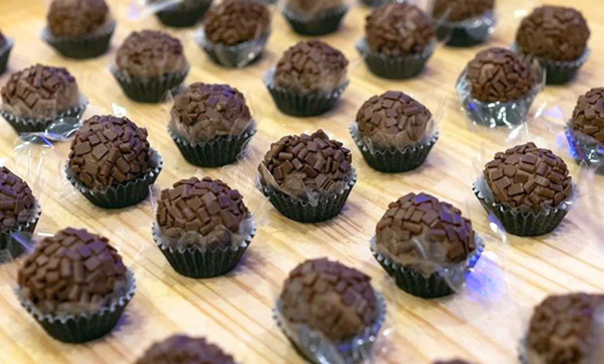 imagme mostra vários brigadeiros sobre uma mesa