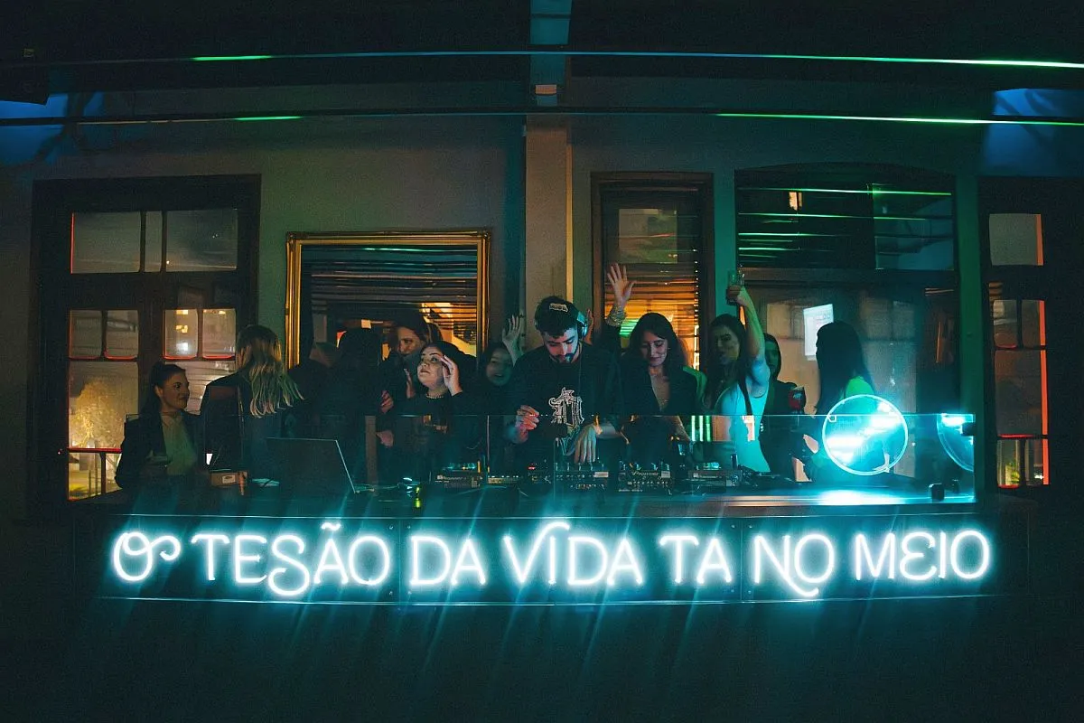 Imagme mostra várias pessoas dentro da casa noturna, com a frase "O tesão da vida está no meio".