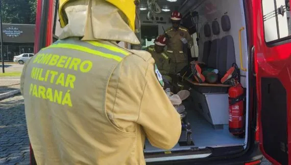 Incêndio em carro estacionado se espalha e destrói quatro casas na Grande Curitiba