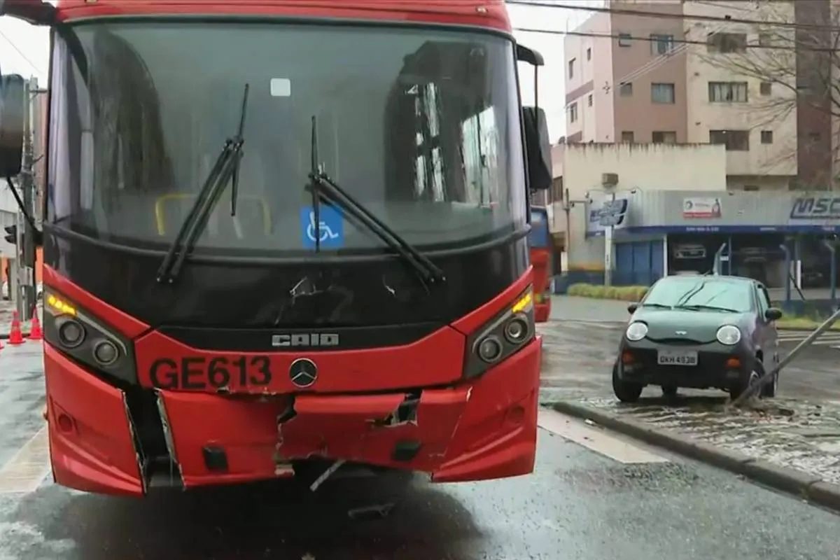 Imagem mostra um biarticulado acidentado em Curitiba.