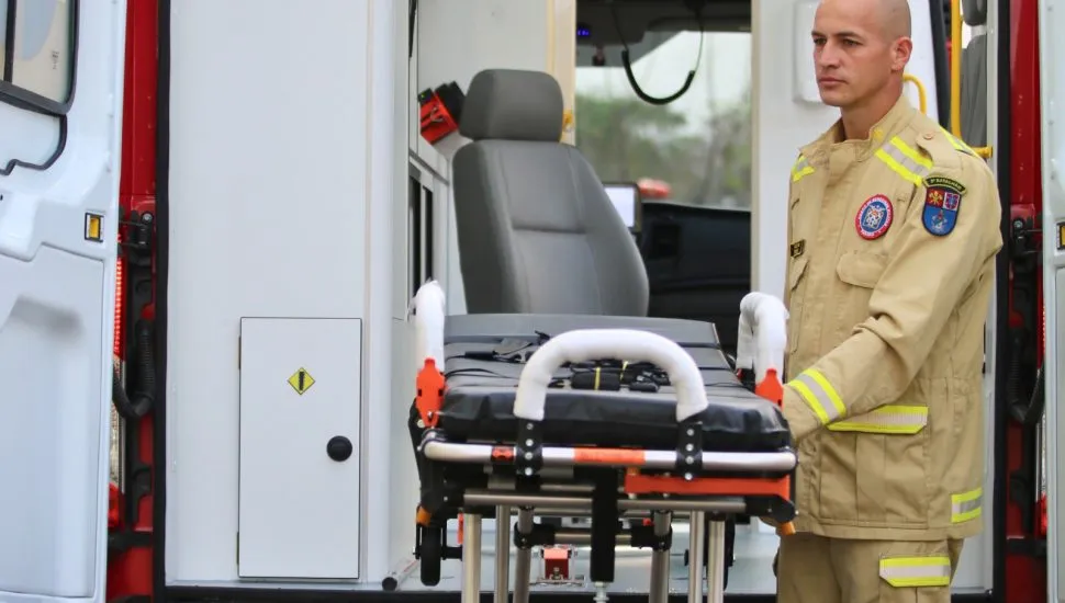 Imagem mostra bombeiro com maca saindo de ambulância