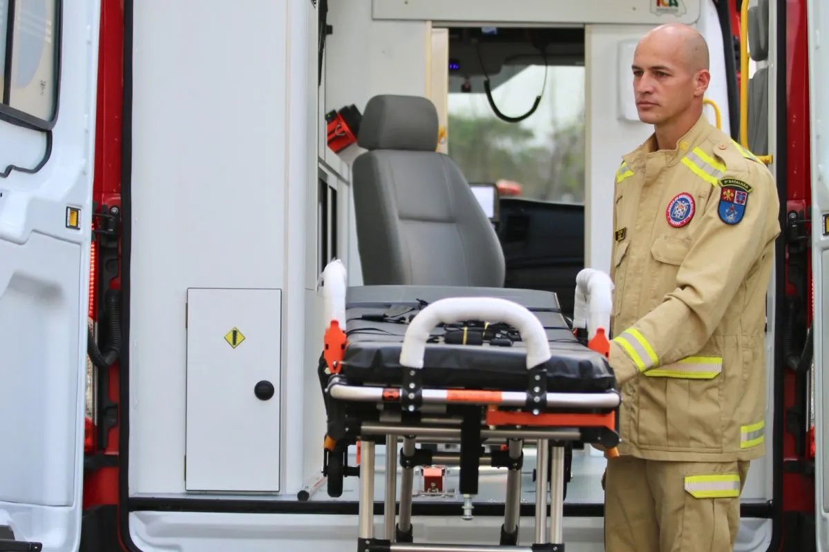 Imagem mostra bombeiro com maca saindo de ambulância