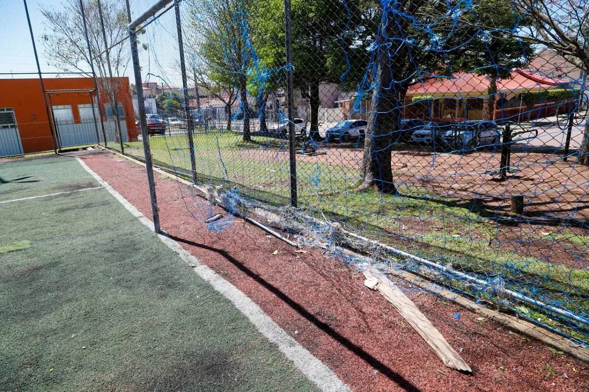 Imagem mostra uma praça em Curitiba que está abandonada e cheia de estragos.