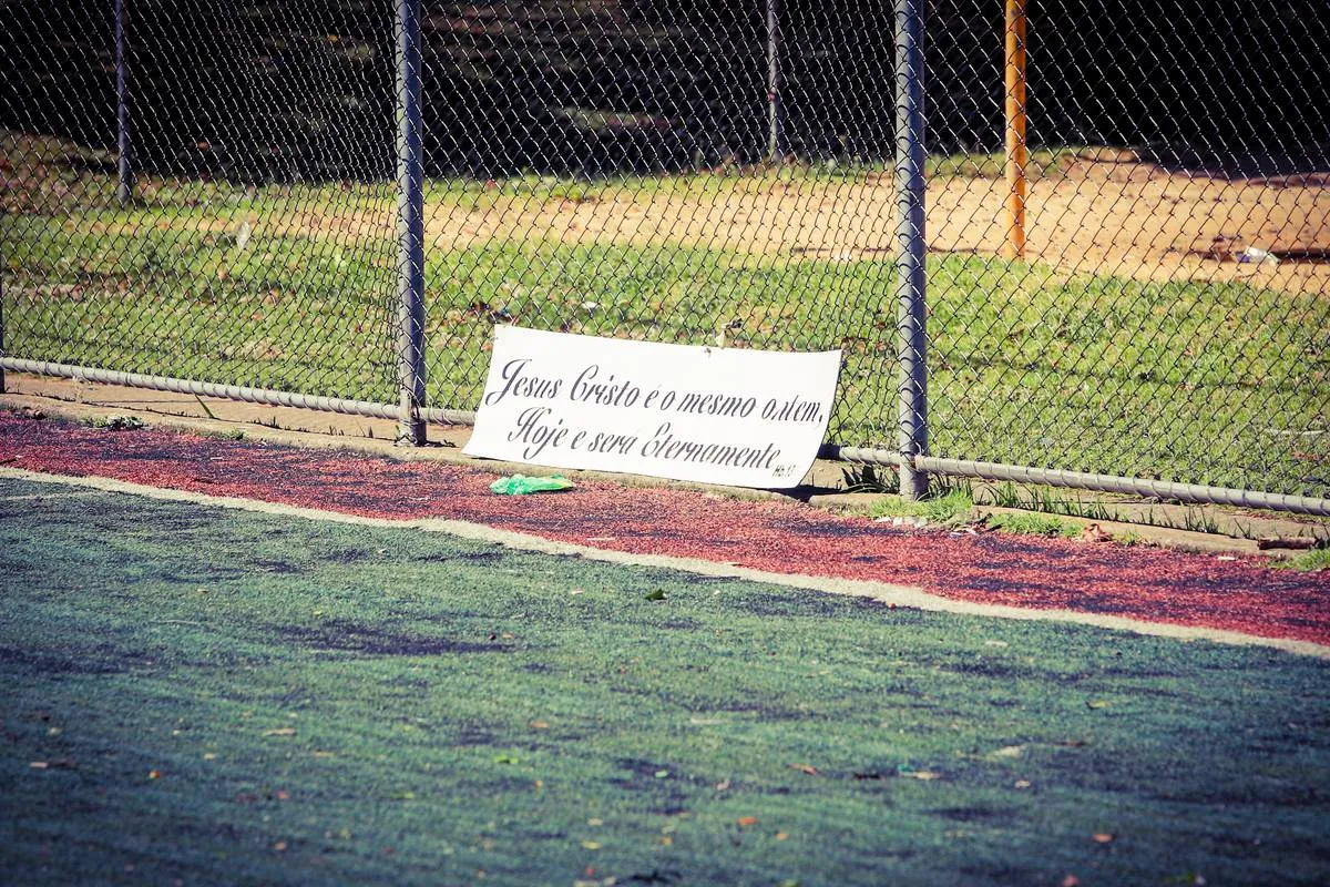 Imagem mostra uma praça em Curitiba que está abandonada e cheia de estragos.