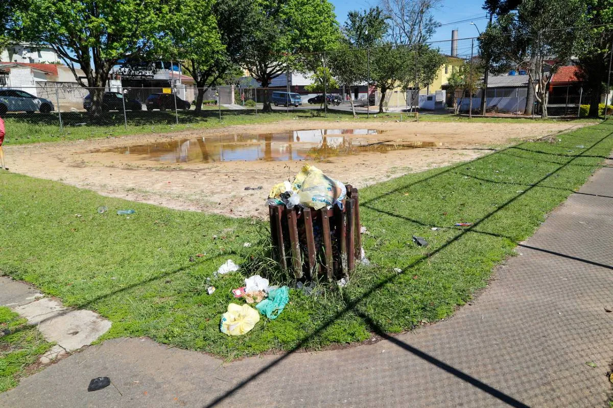 Imagem mostra uma praça em Curitiba que está abandonada e cheia de estragos.