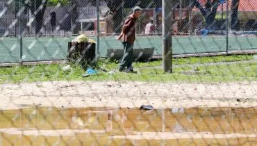 Imagem mostra uma praça em Curitiba que está abandonada e cheia de estragos.