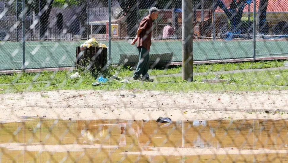 Imagem mostra uma praça em Curitiba que está abandonada e cheia de estragos.