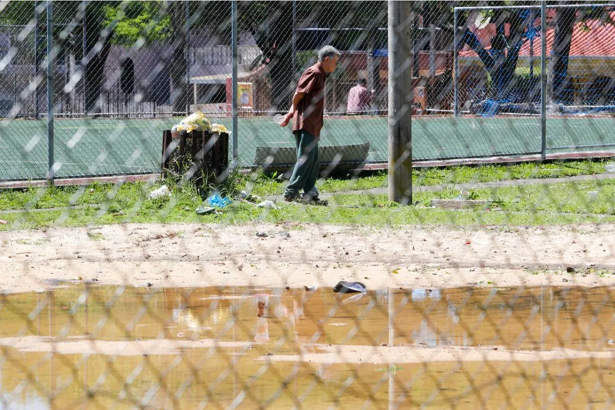 Imagem mostra uma praça em Curitiba que está abandonada e cheia de estragos.