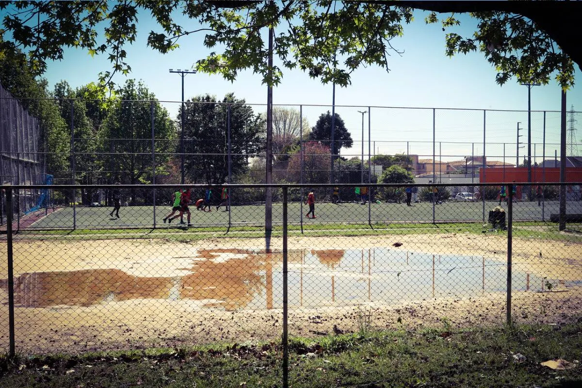 Imagem mostra uma praça em Curitiba que está abandonada e cheia de estragos.