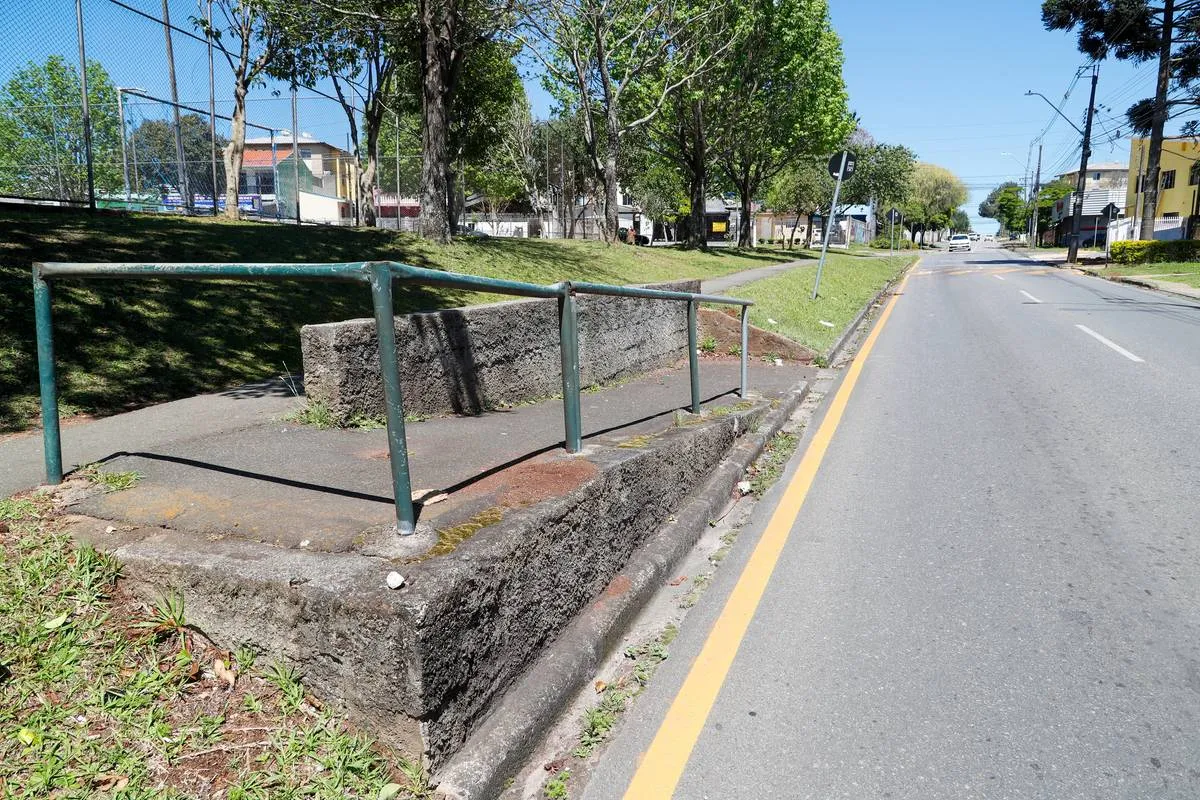 Imagem mostra uma praça em Curitiba que está abandonada e cheia de estragos.