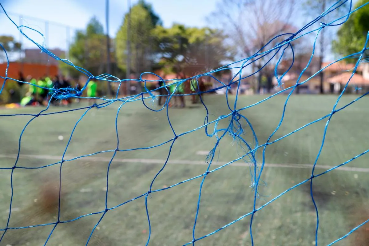 Imagem mostra uma praça em Curitiba que está abandonada e cheia de estragos.