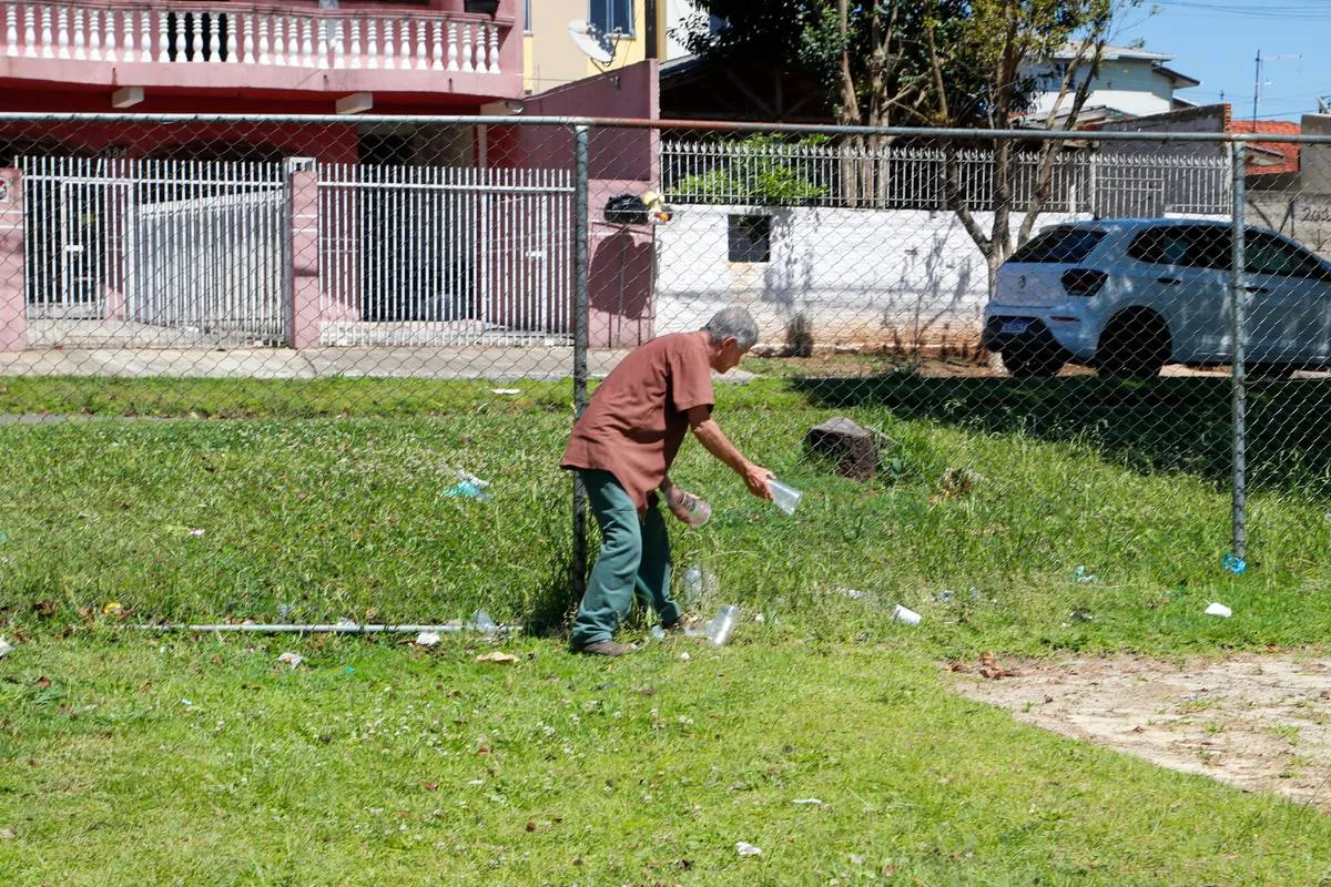 Imagem mostra uma praça em Curitiba que está abandonada e cheia de estragos.