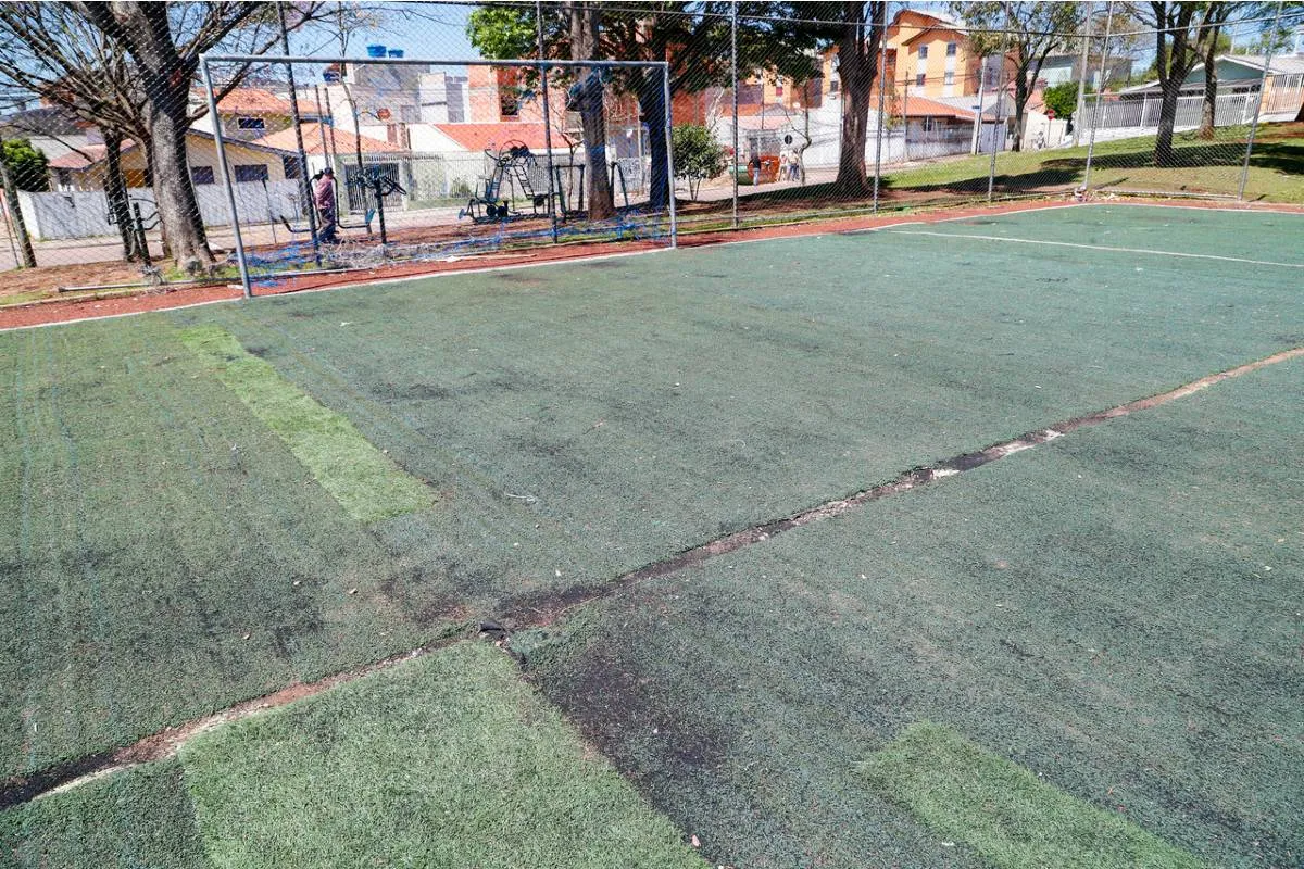 Imagem mostra uma praça em Curitiba que está abandonada e cheia de estragos.