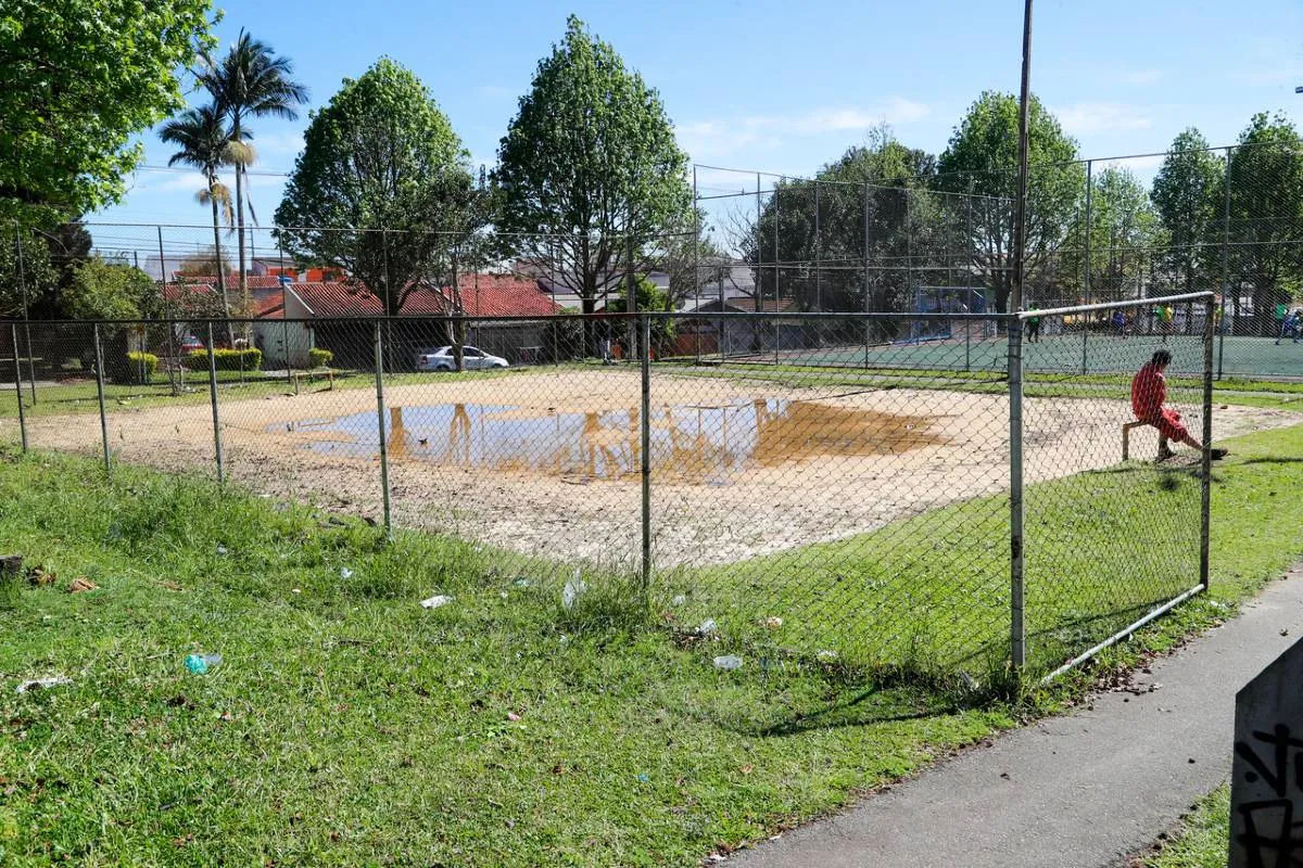 Imagem mostra uma praça em Curitiba que está abandonada e cheia de estragos.