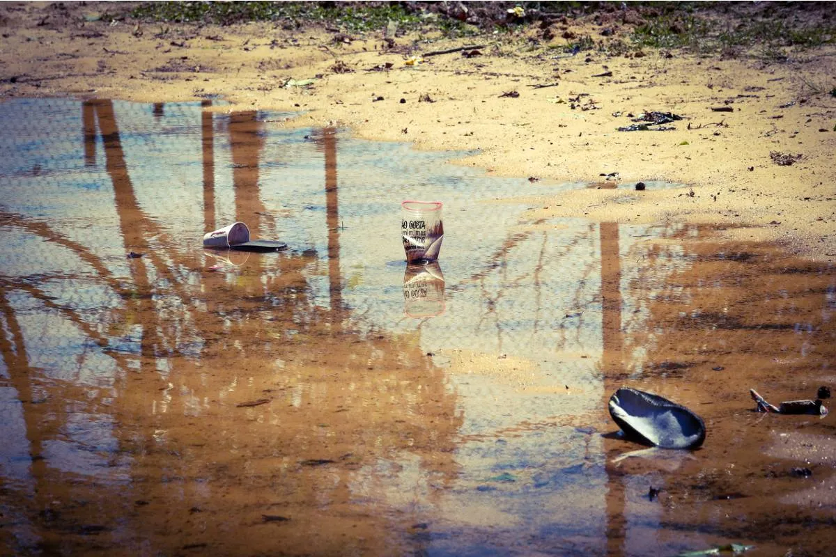 Imagem mostra uma praça em Curitiba que está abandonada e cheia de estragos.