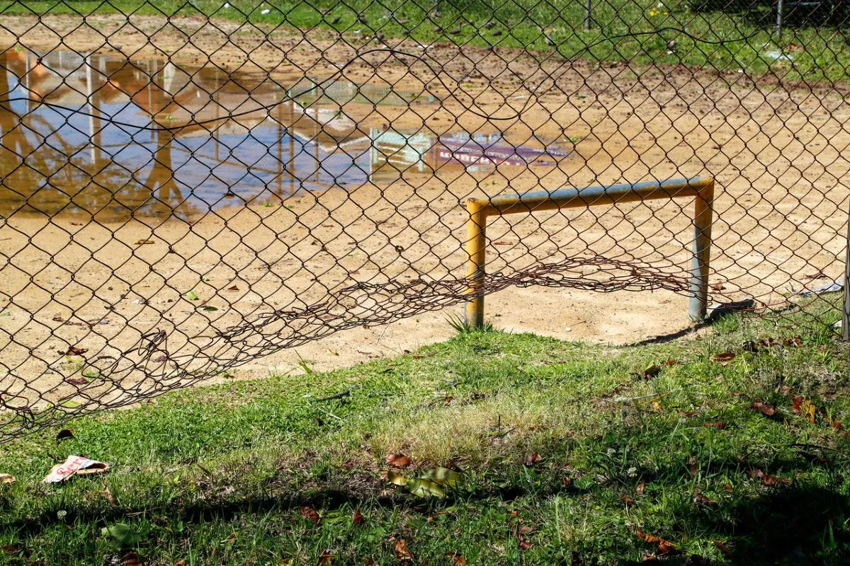 Imagem mostra uma praça em Curitiba que está abandonada e cheia de estragos.