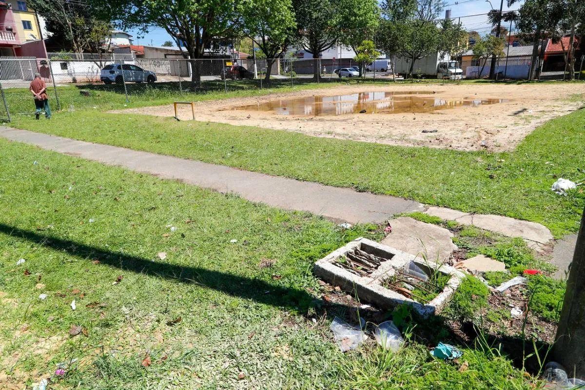 Imagem mostra uma praça em Curitiba que está abandonada e cheia de estragos.