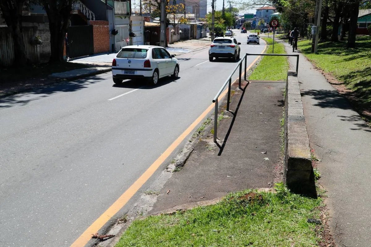 Imagem mostra uma praça em Curitiba que está abandonada e cheia de estragos.