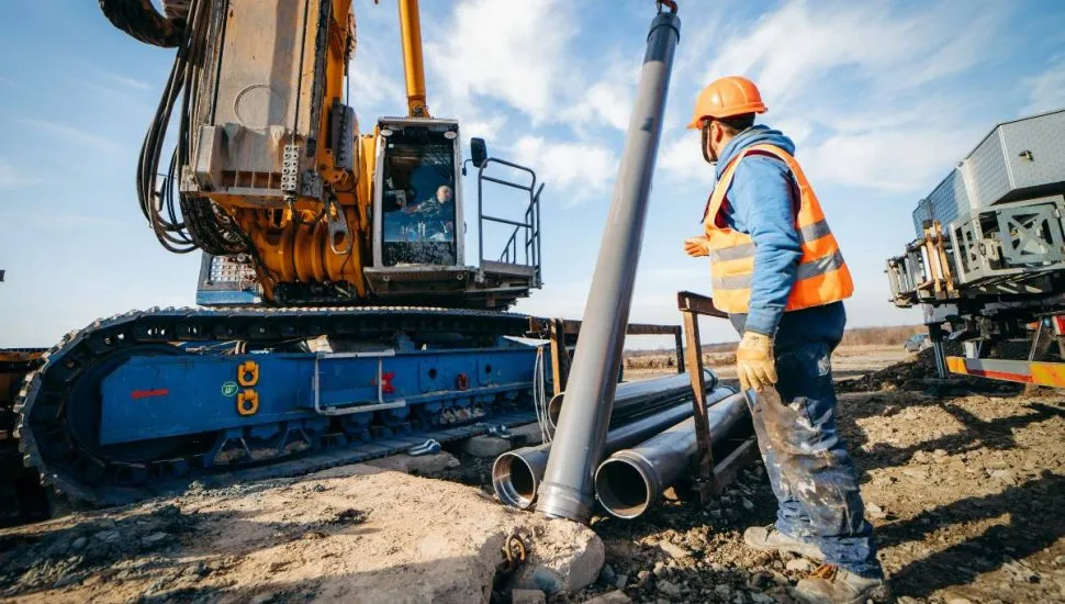 Imagem mostra uma máquina pesada em operação.