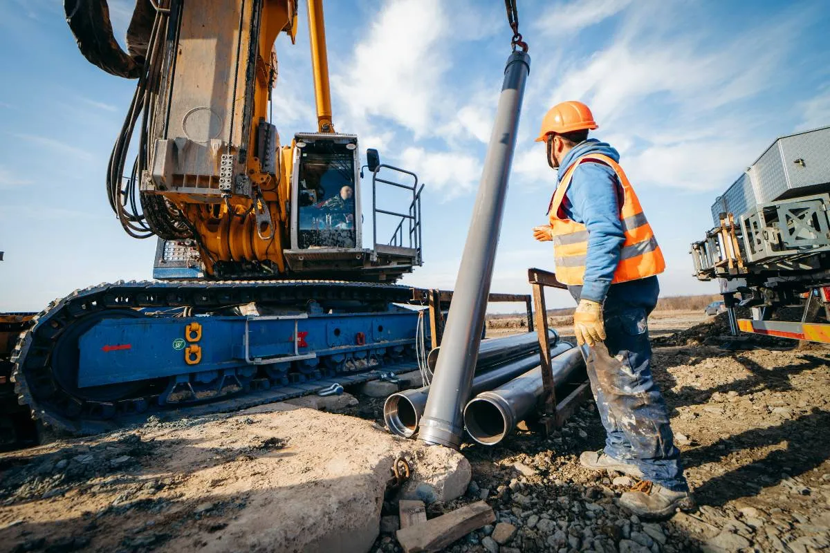 Imagem mostra uma máquina pesada em operação.