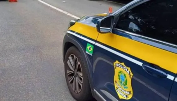 Engavetamento entre quatro carretas bloqueia BR-116