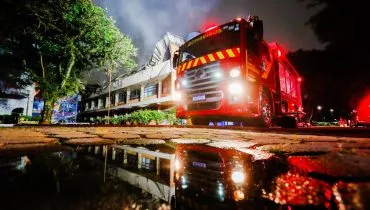Imagem mostra uma viatura dos Bombeiros em atendimento durante um grande incêndio na PUC