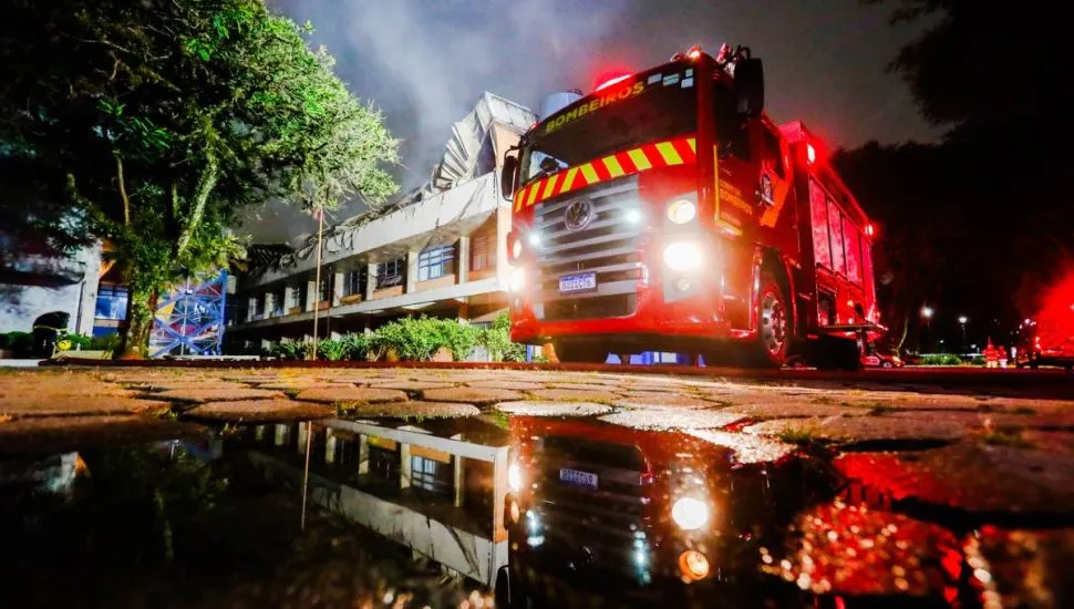 Imagem mostra uma viatura dos Bombeiros em atendimento durante um grande incêndio na PUC
