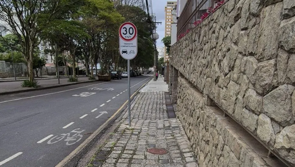 Calçada e rua em Curitiba