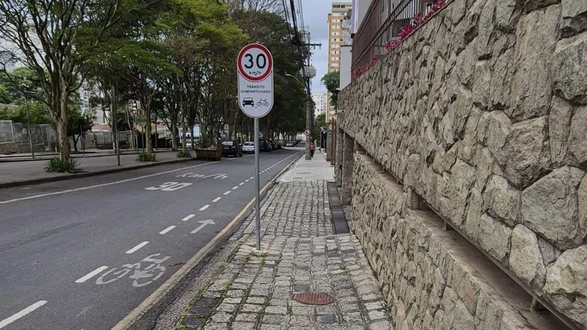Calçada e rua em Curitiba