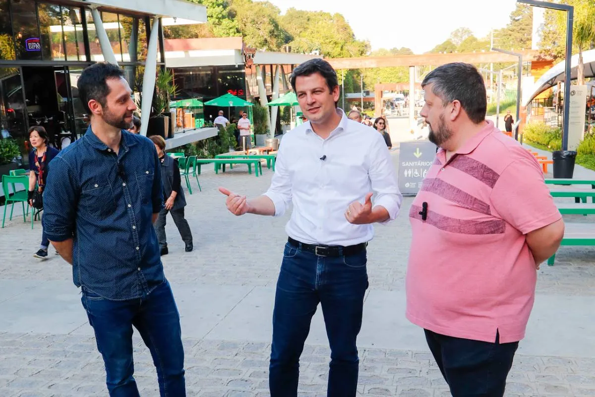 Imagem mostra uma entrevista com o prefeito de Curitiba Eduardo Pimentel