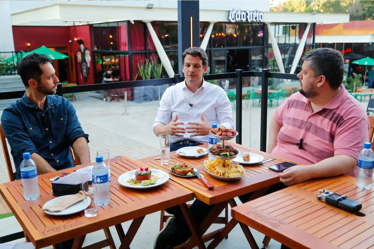 Imagem mostra uma entrevista com o prefeito de Curitiba Eduardo Pimentel