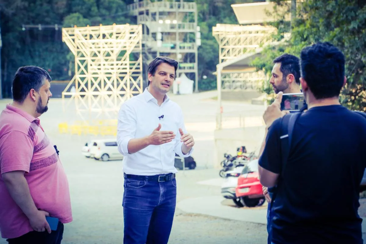 Imagem mostra uma entrevista com o prefeito de Curitiba Eduardo Pimentel