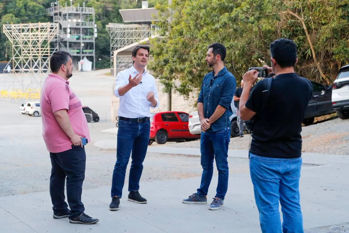 Imagem mostra uma entrevista com o prefeito de Curitiba Eduardo Pimentel