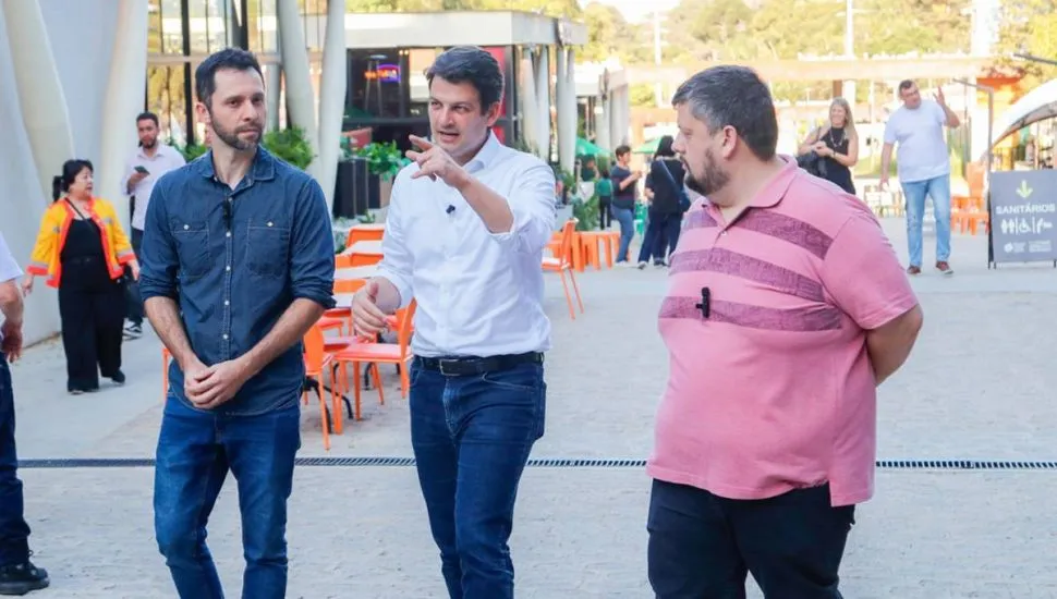 Imagem mostra uma entrevista com o prefeito de Curitiba Eduardo Pimentel